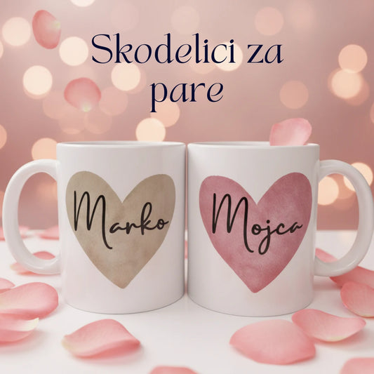  Romantični set personaliziranih skodelic z imenoma in akvarelnimi srci. Popolno valentinovo darilo za pare. Visokokakovostna keramika z osebnim pridihom.