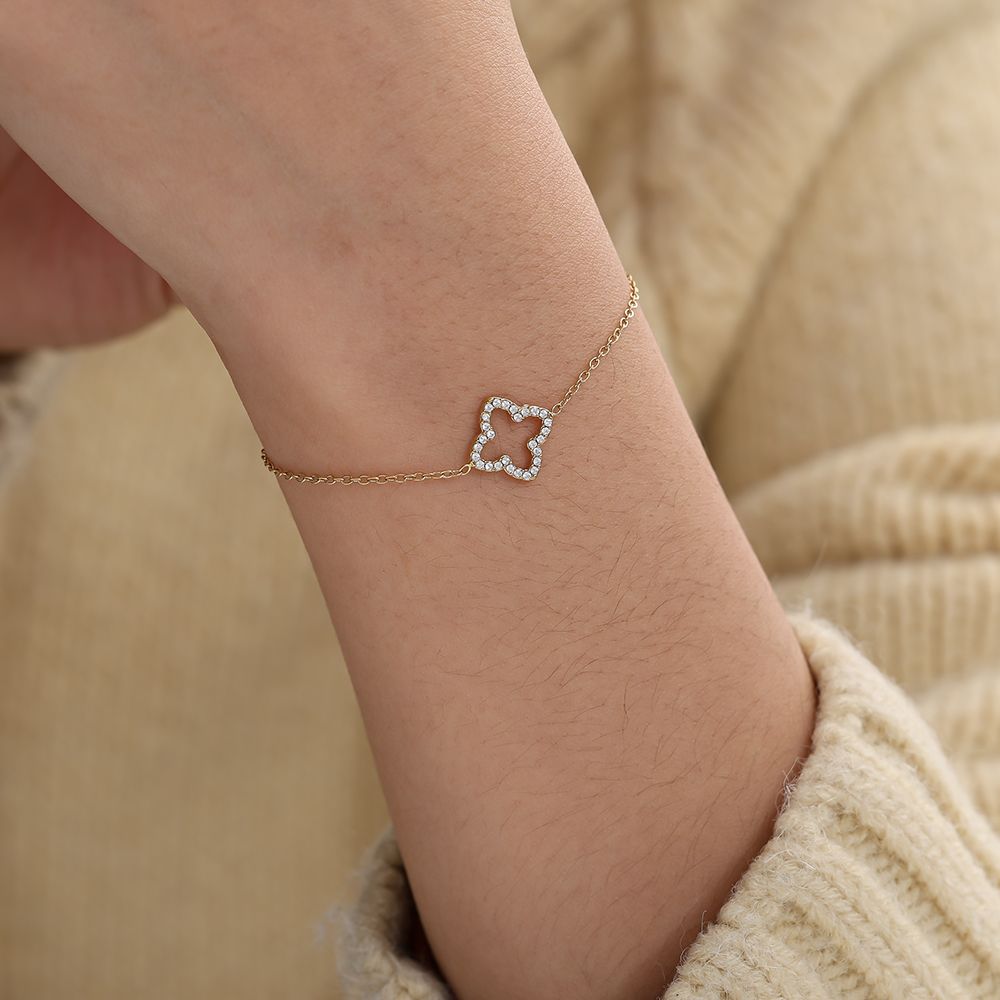 Zapestnica Classic Diamond Lucky Flower - detajl odprtega štirilističnega cveta iz belih cirkonov - kirurško jeklo 316L zlata pozlata