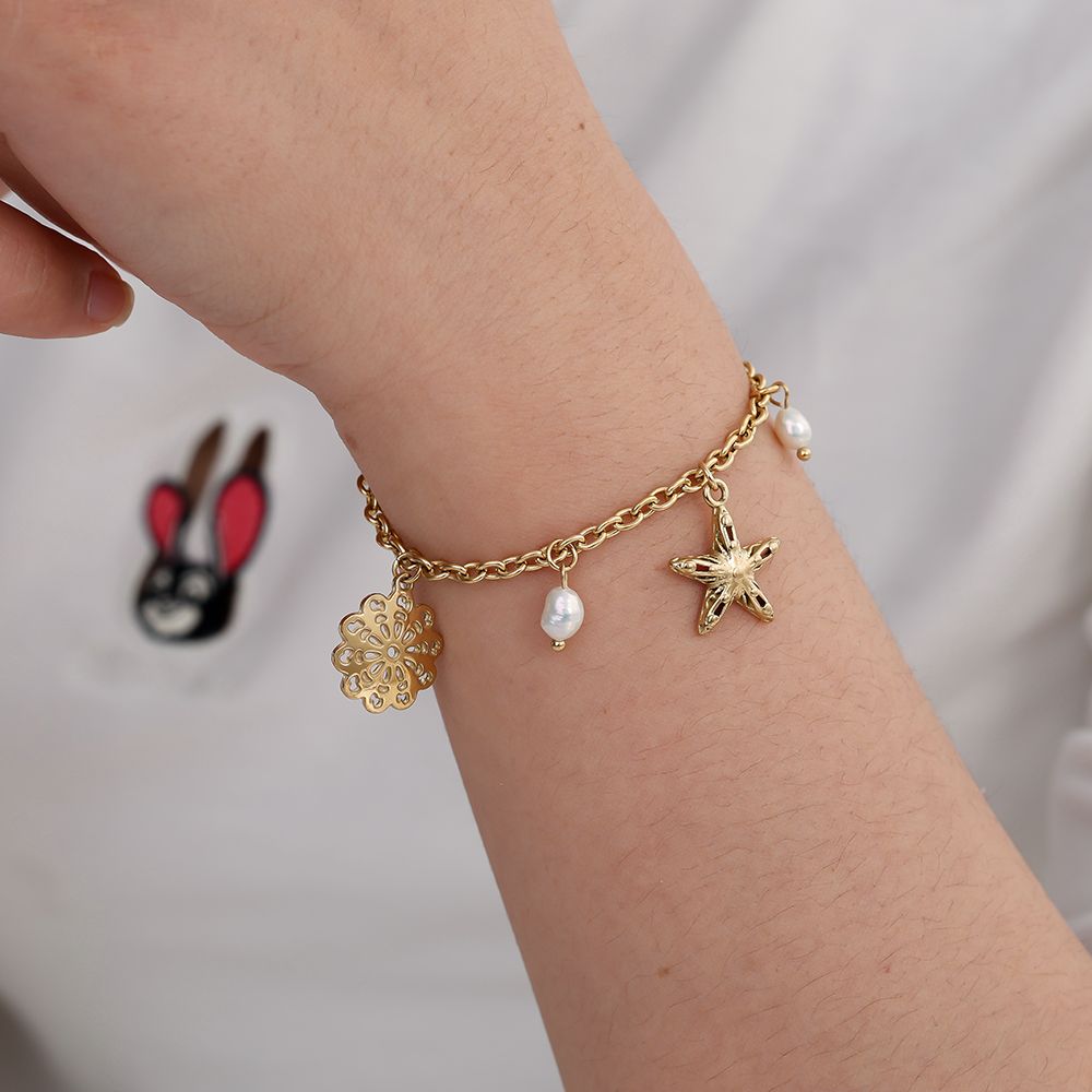 Zapestnica Pretty Ocean And Pearl na zapestju - zlata morska zvezda filigransko cvetje školjka sladkovodni biseri - kirurško jeklo 316L zlata pozlata