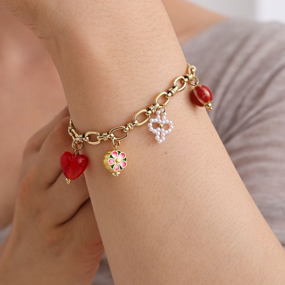 Zapestnica Red Trend Charms na zapestju - rdeče srce cloisonné cvetje biserna deteljica rdeča jagoda