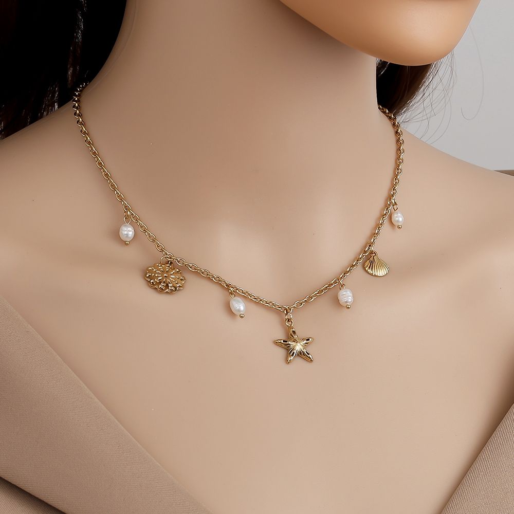 Verižica Pretty Ocean And Pearl - detajl obeskov morska zvezda školjka filigransko cvetje biseri - kirurško jeklo 316L zlata pozlata