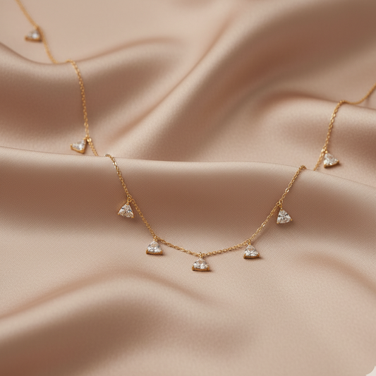 Popolna verižica za darilo za vlaentinovo, za rojstni dan, za ženo. Crystal Trinity Shine - Na svileni nude podlagi