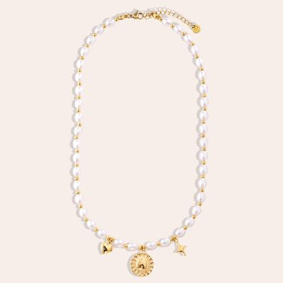 Amore Eterno pozlačena ogrlica in zapestnica set s srčki"
"Luksuzni nakit set z rožami - valentinovo darilo"
"Ženska nosi pozlačeno ogrlico s srčki