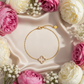 Zapestnica Classic Diamond Lucky Flower - flat lay z rožami - odprti štirilistični cvet iz belih cirkonov - kirurško jeklo 316L zlata pozlata