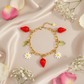 Zapestnica Strawberry Fun - flat lay z rožami - rdeče jagode marjetice zeleni listki - kirurško jeklo 316L zlata pozlata