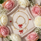 Set verižice in zapestnice Sweet Various Charms - flat lay z rožami - kirurško jeklo zlata pozlata