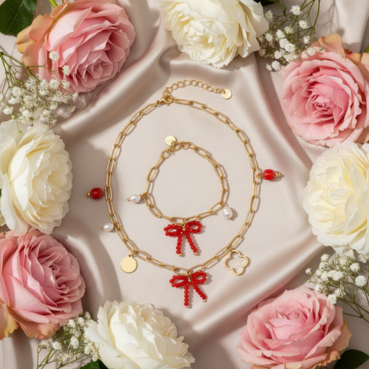Set verižice in zapestnice Sweet Various Charms - flat lay z rožami - kirurško jeklo zlata pozlata