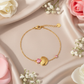 Zapestnica Diamond Shell - flat lay z rožami - zlata školjka roza kapljasti cirkoni - kirurško jeklo 316L zlata pozlata