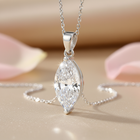 Close-up obesek marquise z belim cirkonom 925 čisto srebro
