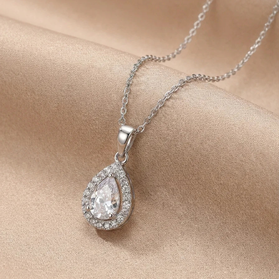 💧 Silver Droplet Elegance - Simbol Nežnosti in Elegance

Odkrijte popolno harmonijo elegance in čustvenega pomena z našo ekskluzivno verižico Silver Droplet Elegance. Obesek v obliki kapljice s cirkonijevimi kristali predstavlja nežnost, čistost in brezčasno lepoto. To je več kot nakit - je zgodba, ki jo nosiš blizu srca.

💎 Zakaj Silver Droplet Elegance?

Vsaka kapljica pripoveduje del vaše zgodbe. S personaliziranim posvetilom ustvarite unikaten dar, ki bo ostal v srcu za vedno. Naj izbere sama, ti pa j