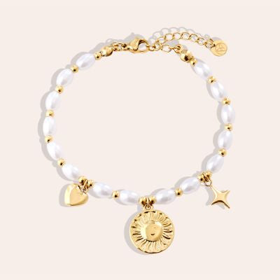 Elegantna flat lay fotografija, biserna zapesntnica, zapestnica in ogrlica set z biseri pozlačena